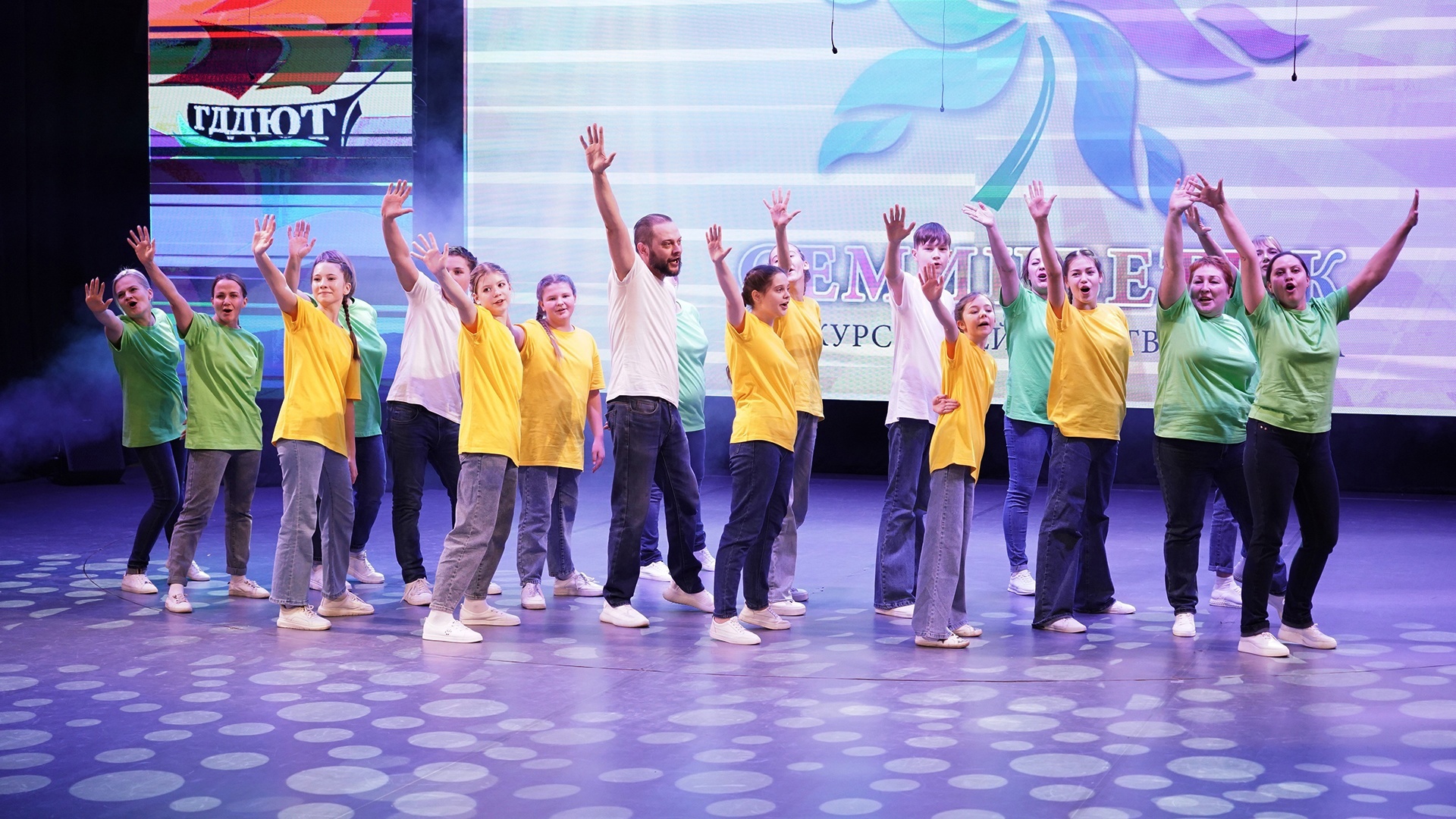 Талантливые семьи Нижнего Тагила воплотили любовь к мамам в конкурсе "Семицветик" Талантливые семьи Нижнего Тагила воплотили любовь к мамам в конкурсе "Семицветик"