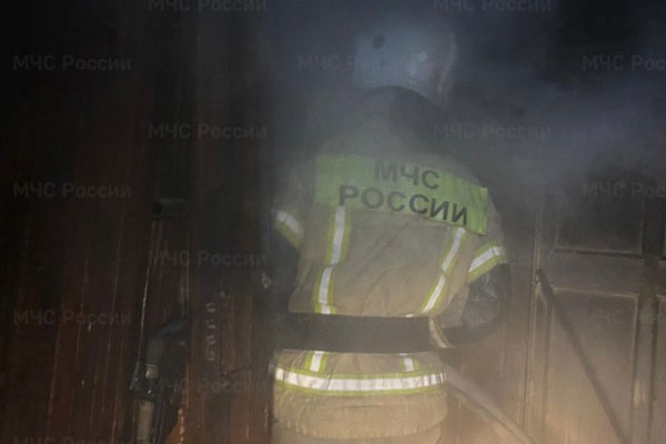 Утром в Нижнем Тагиле в трёхэтажке загорелась квартира