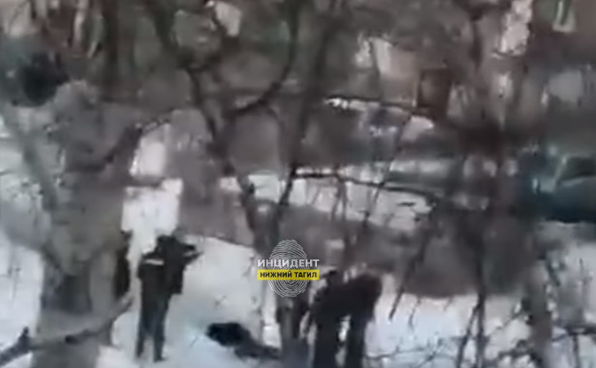 Прохожие обнаружили тело пожилой женщины во дворе в Нижнем Тагиле