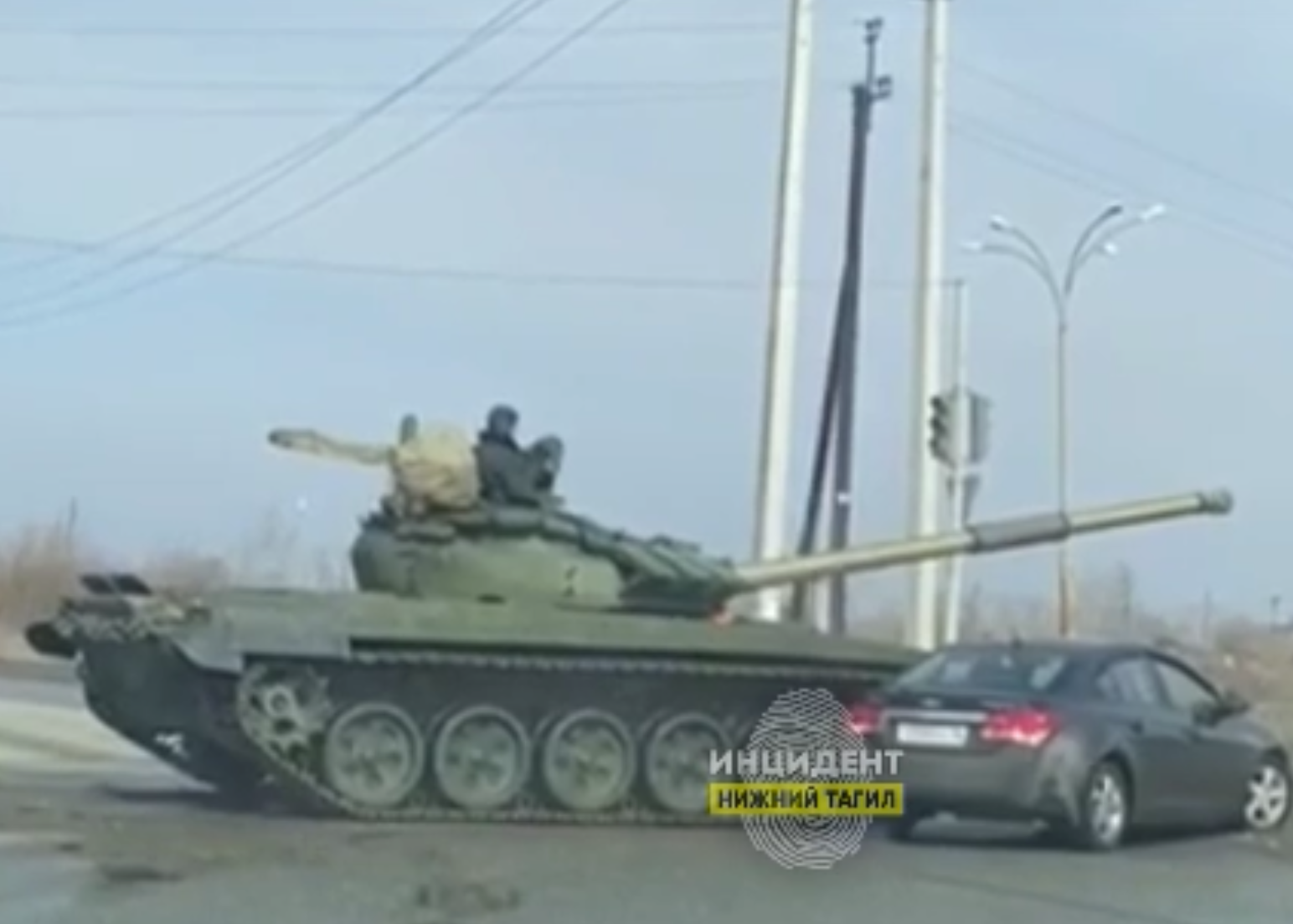 ДТП в Нижнем Тагиле: легковушка и танк не поделили дорогу | На Урале танк не поделил дорогу с легковушкой