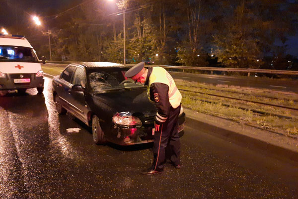 Сотрудники ГИБДД устанавливают причины и обстоятельства ДТП, в результате которого погиб пешеход