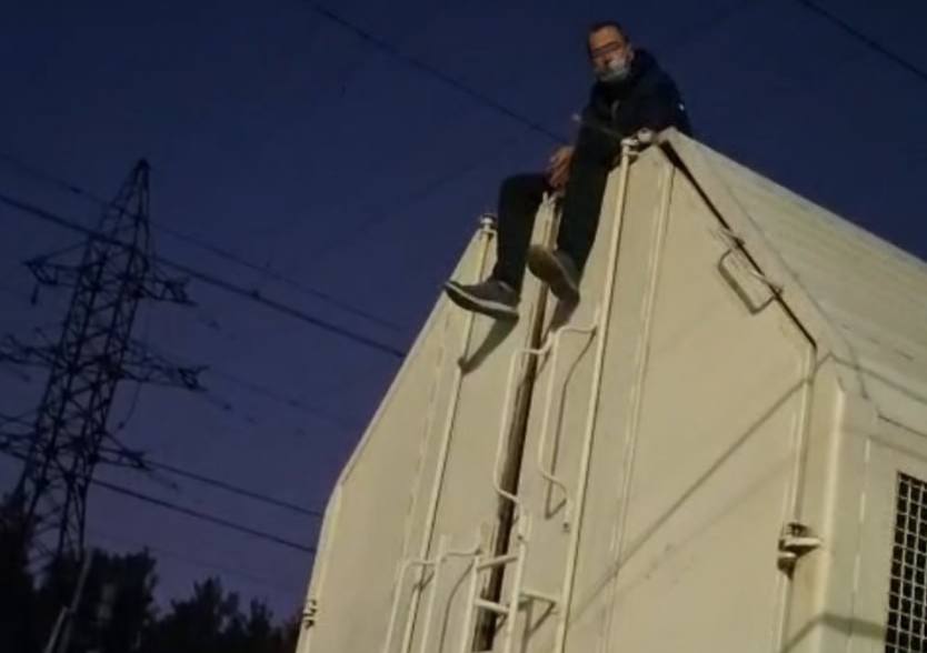 Отказывался слезать: транспортные полицейские Нижнего Тагила задержали мужчину, который залез на крышу вагона поезда | На Урале полицейские привлекли к ответственности екатеринбуржца в неадекватном состоянии