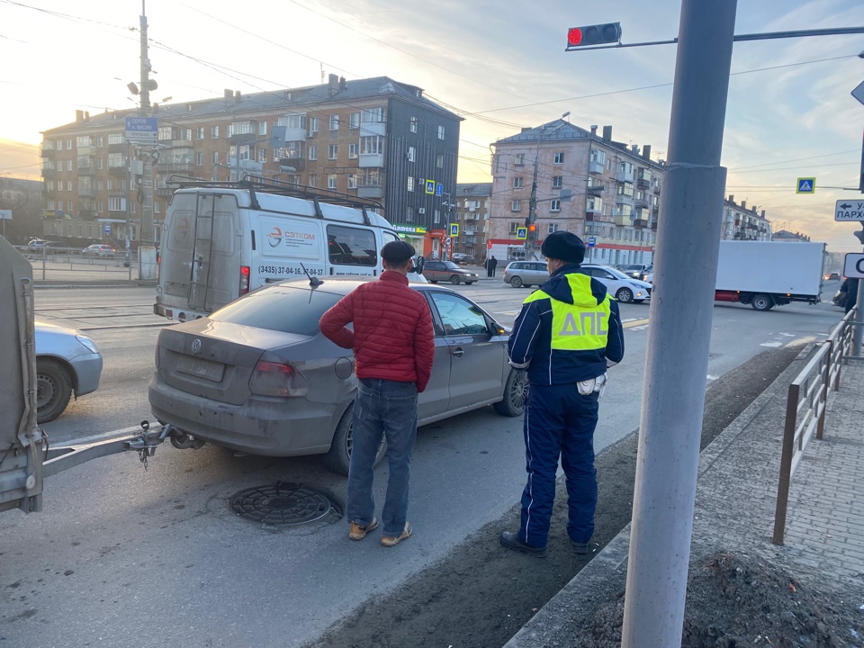 "Думала, что машина остановится". В Нижнем Тагиле мужчина сбил 13-летнюю девочку-пешехода, которая шла к трамваю