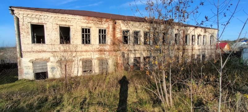 В поселке под Нижним Тагилом пытаются продать здание бывшей школы за 2,1 млн рублей | В пригороде Нижнего Тагила продают заброшенную школу 