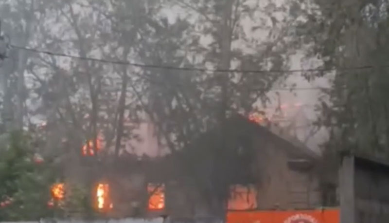 В Нижнем Тагиле сгорел заброшенный дом на улице Черных | Пожар в Нижнем Тагиле уничтожил кровлю и перекрытия заброшенного дома