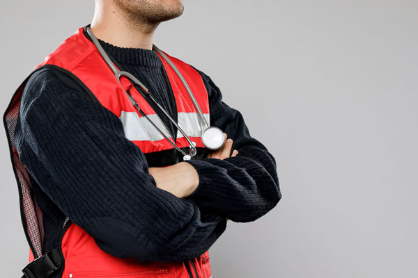 Медиков не хватает: бригада из Кушвы повезла пациента в Нижний Тагил, из-за чего город остался без скорой помощи | В городе Кушва Свердловской области работает всего одна бригада скорой помощи