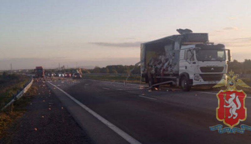 Два грузовых автомобиля столкнулись на трассе Екатеринбург — Нижний Тагил — Серов | На трассе Екатеринбург — Нижний Тагил — Серов столкнулись два грузовика