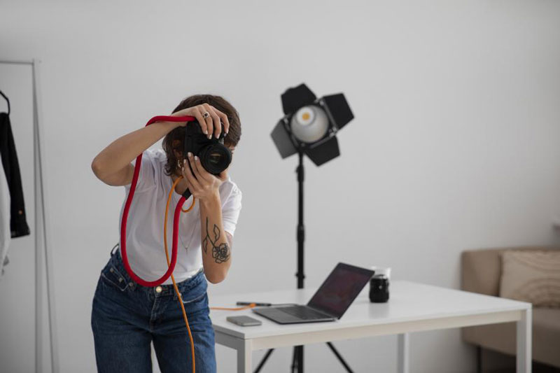 Как приставы Свердловской области нашли фотографа с долгом в 400 тысяч | Судебные приставы под видом моделей поймали фотографа-должника в 400 тысяч рублей