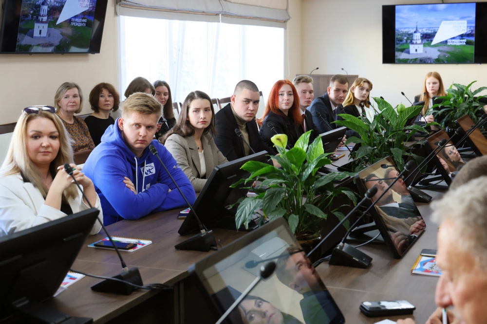 В Нижнем Тагиле молодежный парламент впервые провел выездное совещание | На Урале глава Нижнего Тагила встретился с молодежным парламентом