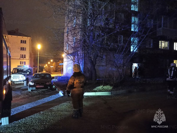 Утром в Нижнем Тагиле в шестиэтажке произошел пожар. 3 человека спасены огнеборцами