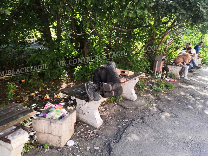 Мусор и крысы: жители Нижнего Тагила жалуются на пьяные посиделки в парке на Энтузиастов | Жители Нижнего Тагила возмущены пьяными дебоширами и мусором Мусор и крысы: жители Нижнего Тагила жалуются на пьяные посиделки в парке на Энтузиастов | Жители Нижнего Тагила возмущены пьяными дебоширами и мусором