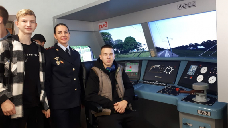 В Нижнем Тагиле учеников школы пригласили в Моторвагонное депо | На Урале транспортные полицейские провели экскурсию для школьников В Нижнем Тагиле учеников школы пригласили в Моторвагонное депо | На Урале транспортные полицейские провели экскурсию для школьников