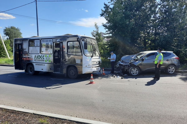 В Нижнем Тагиле в ДТП с автобусом пострадали два человека, в том числе ребенок В Нижнем Тагиле в ДТП с автобусом пострадали два человека, в том числе ребенок