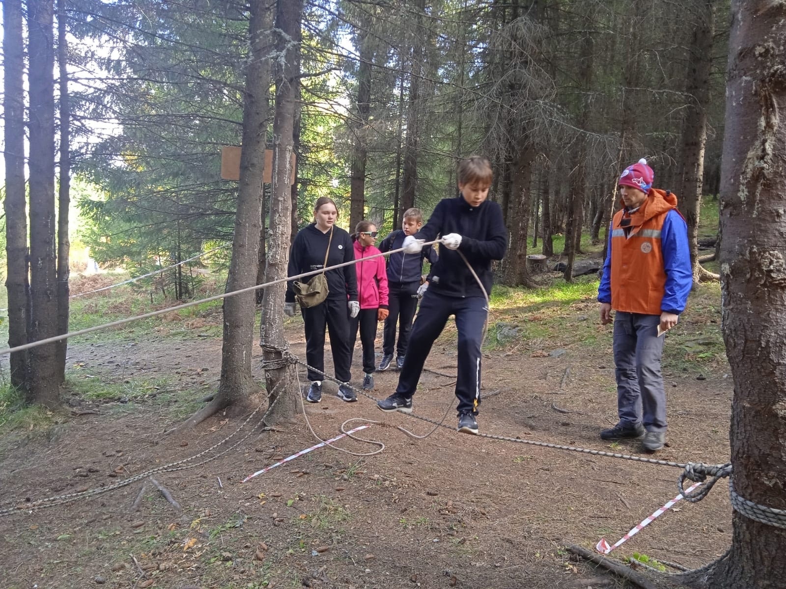 Тагильские школьники проявили свои навыки в пешем туризме