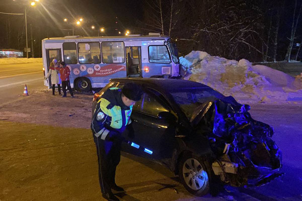 В Нижнем Тагиле по вине водителя автобуса в ДТП пострадали 2 человека