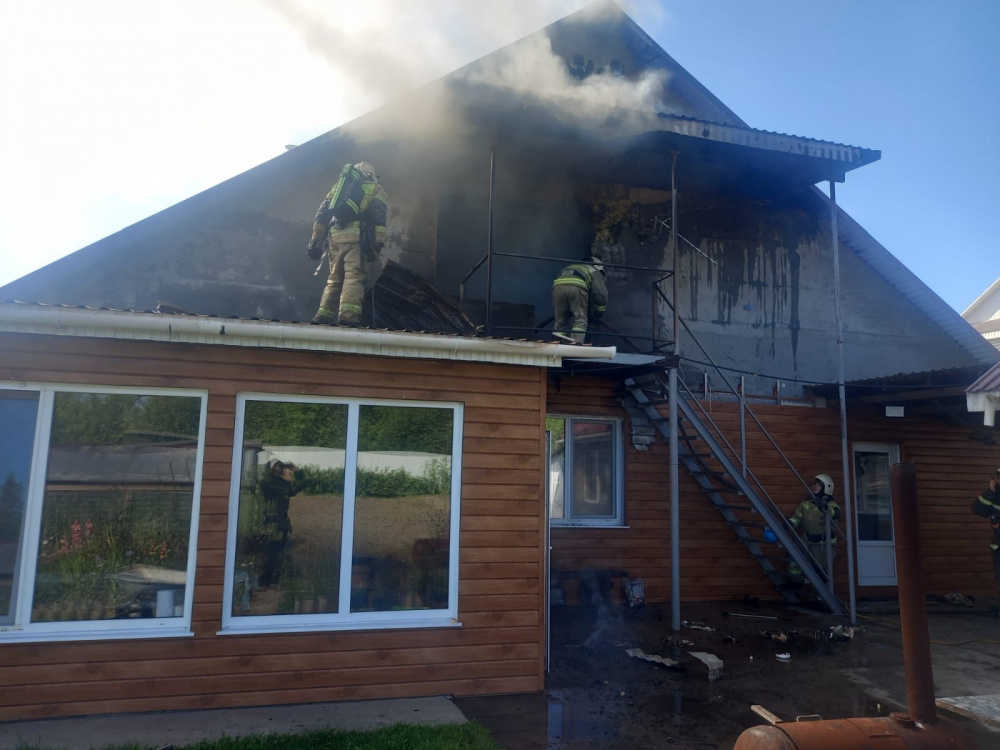 Пожар в Нижнем Тагиле чуть не уничтожил частный дом | На Урале сильный пожар повредил кровлю дома