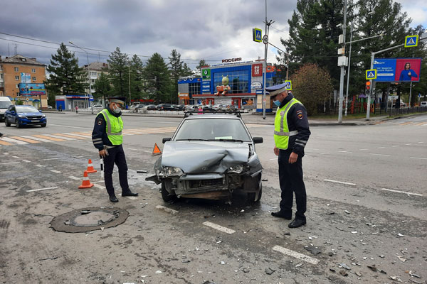 В Нижем Тагиле сотрудники ГИБДД устанавливают обстоятельства ДТП, в результате которого пострадали два человека