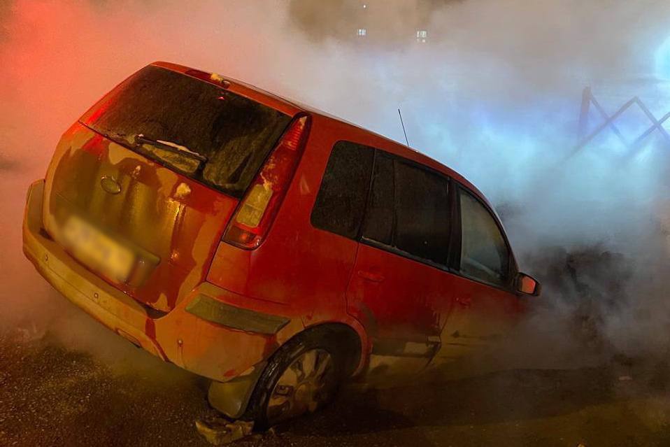 В Свердловской области произошла коммунальная авария: автомобиль провалился под асфальт, пострадал ребенок | На Урале из-за коммунальной аварии кипяток разлился по дороге