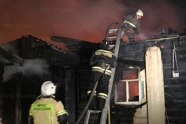 Накануне вечером в Нижнем Тагиле сгорел частный жилой дом на две семьи