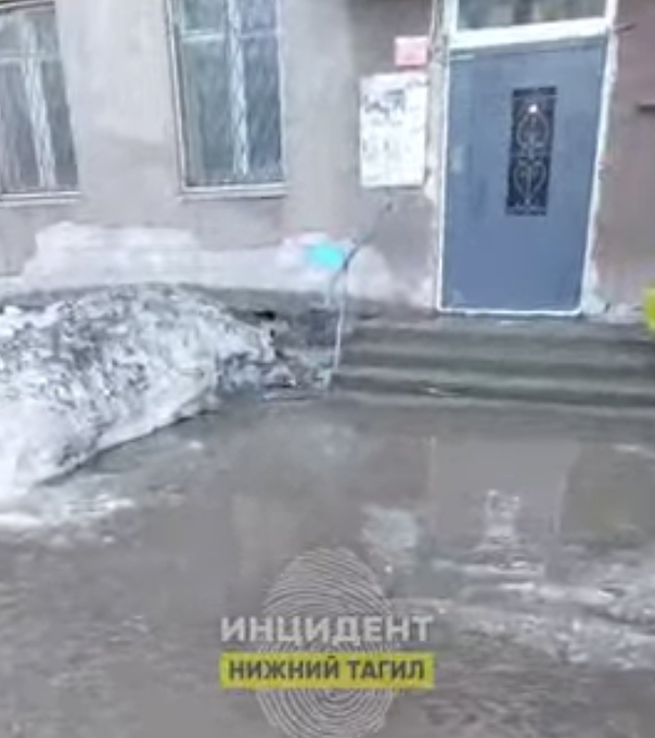Нижний Тагил стал похож на Венецию: улицы затопило после резкого потепления