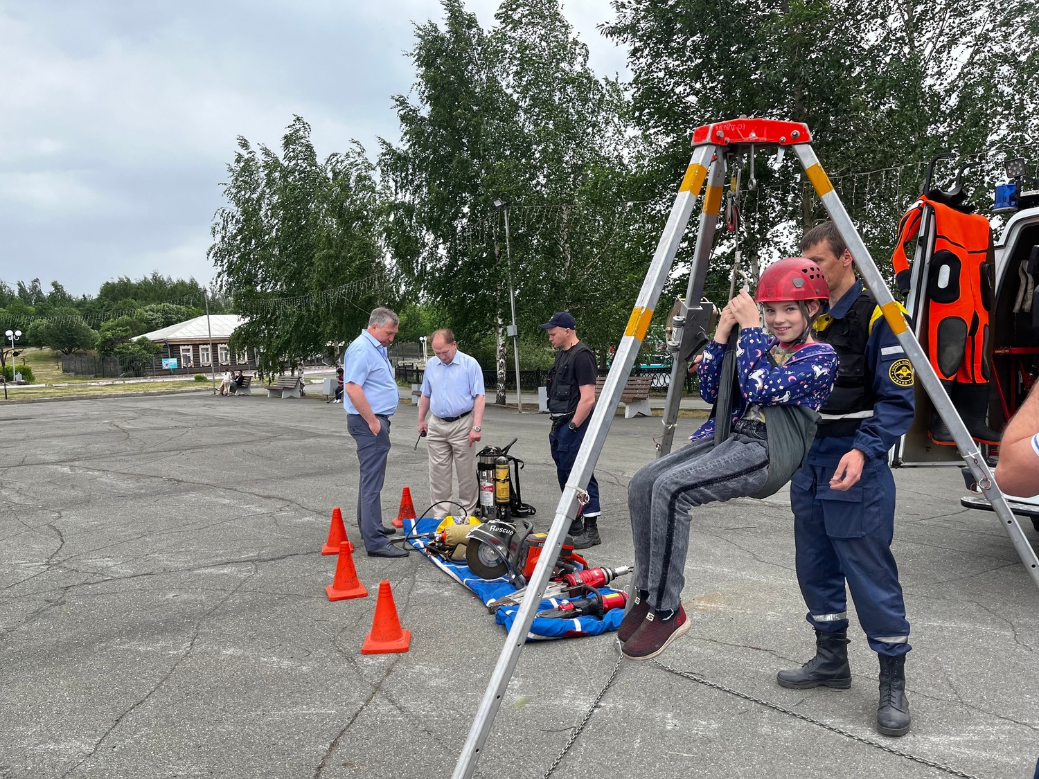 Мир безопасности в Нижнем Тагиле: Спасатели и специалисты организовали интерактивную площадку в честь Международного Дня защиты детей