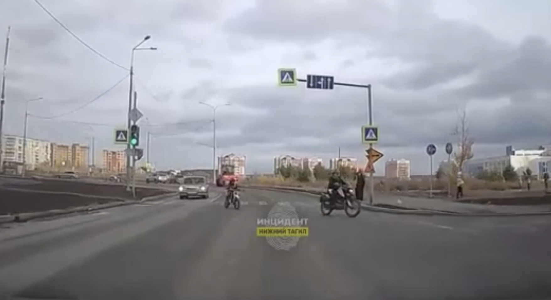 Необычная поездка: Маленький мотоциклист на оживленном перекрестке в Нижнем Тагиле