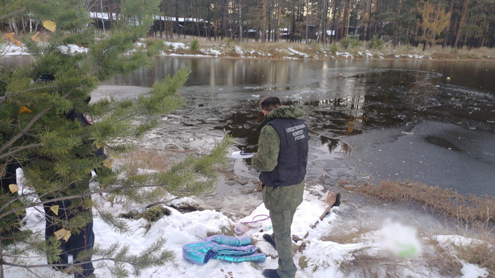 «Он сильно любил мою дочь»: погибшие в болоте дети из Свердловской области хотели пожениться | Утонувшие в водоеме на Урале дети любили друг друга и хотели пожениться