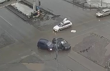 Столбы в Нижнем Тагиле спасли жизни пешеходам в момент аварии с двумя автомобилями | В Нижнем Тагиле столкнулись Toyota и Lifan: пешеходы не пострадали благодаря столбам