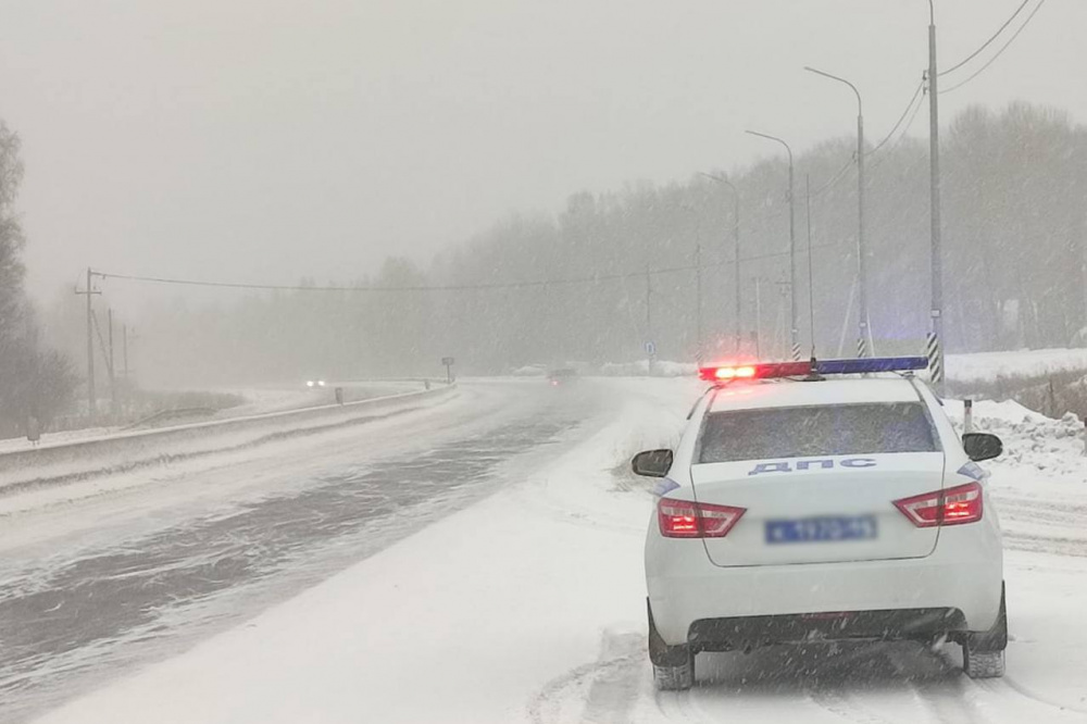 Сотрудники ГИБДД и МЧС предупреждают водителей о гололедице на дорогах | На Урале из-за осадков затруднено движение для автомобилистов