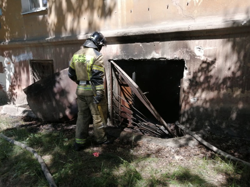 Днем в Тагиле в двухэтажке горел мусор. Восемь жильцов эвакуировались самостоятельно
