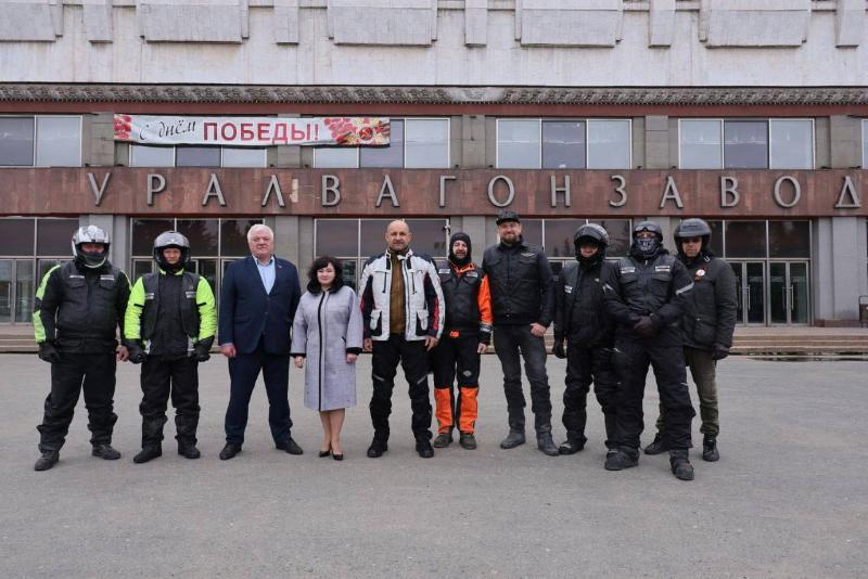 Полпред Жога посетил тагильский Уралвагонзавод вместе с участниками мотопробега  | Артем Жога и участники мотопробега посетили Уралвагонзавод в Нижнем Тагиле  
