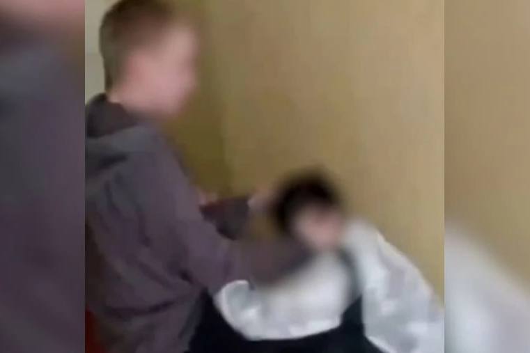 В Свердловской области школьники избили своего сверстника ради видео | На Урале подростки регулярно избивают своего сверстника в школе