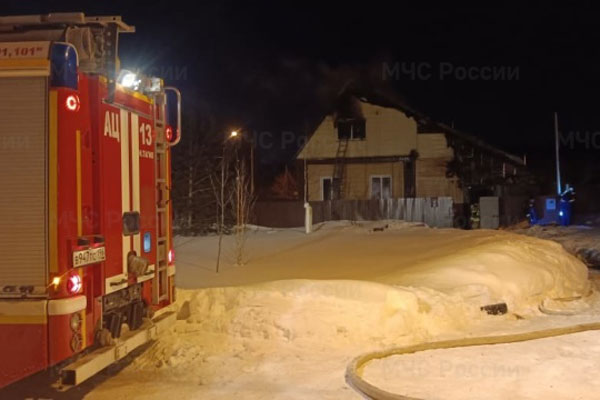 Накануне вечером в Нижнем Тагиле сгорел частный жилой дом. Спасен один человек