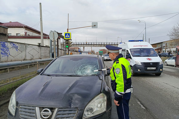 В Нижнем Тагиле в ДТП пострадал 60-летний пешеход, который переходил дорогу на красный сигнал светофора | В Свердловской области иномарка сбила пожилого пешехода-нарушителя