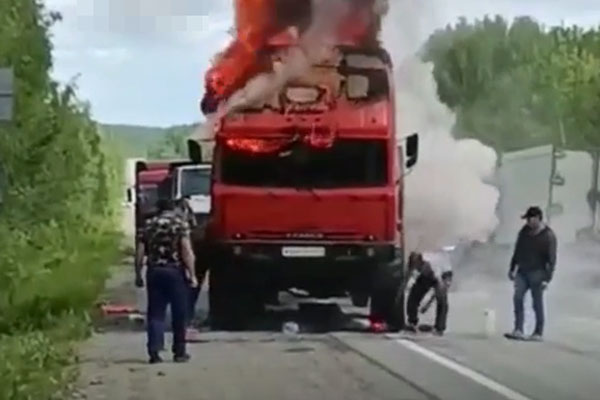 Под Нижней Турой лесовоз сгорел на ходу