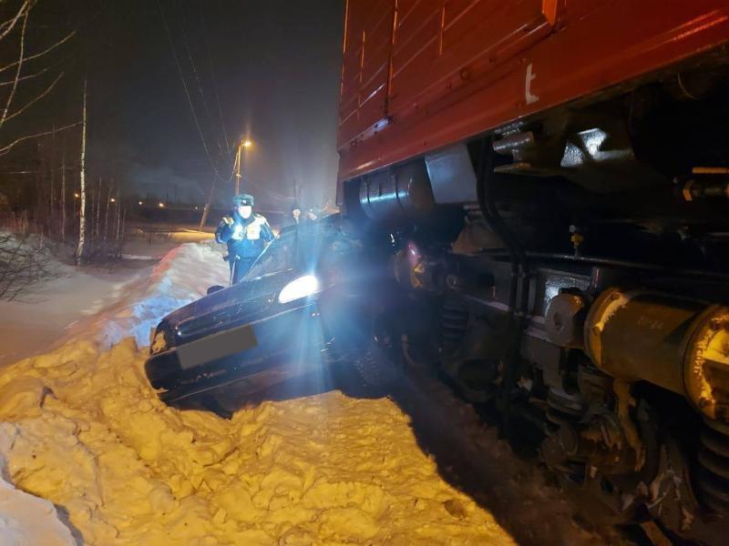 На Урале молодая водительница столкнулась с тепловозом: подробности ЧП | Сотрудники ГИБДД выясняют причины аварии с участием автомобиля и тепловоза в Красноуральске