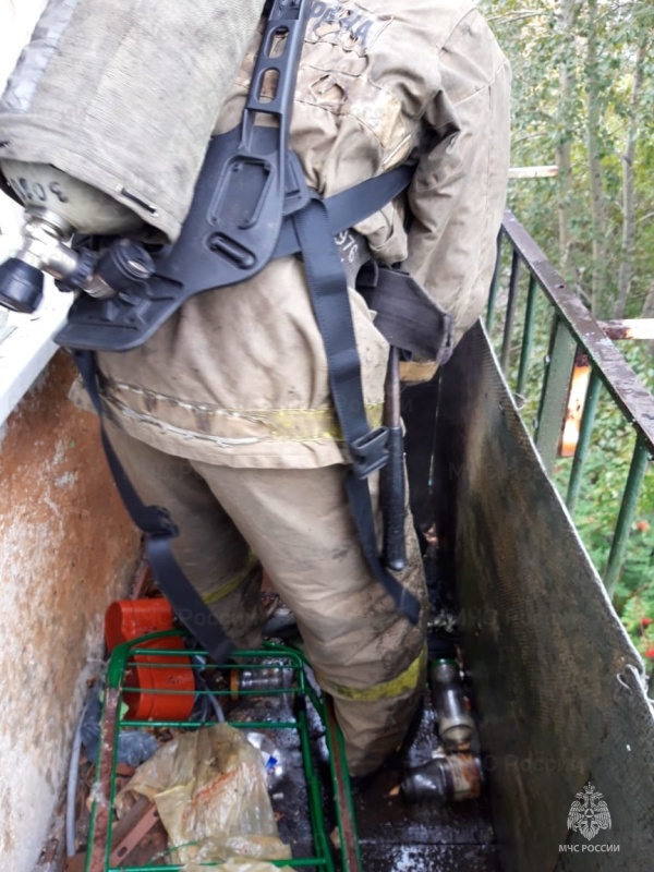 Накануне вечером в Нижнем Тагиле в трехэтажке загорелся балкон