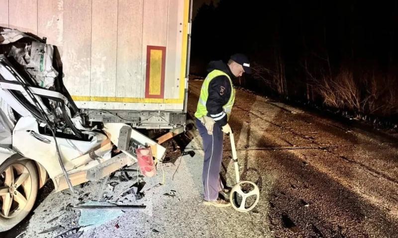 ДТП в Екатеринбурге — водитель «Форда» не заметил стоящий грузовик, пострадавших госпитализировали | На Дублере Сибирского тракта в Екатеринбурге «Форд» врезался в стоящую фуру