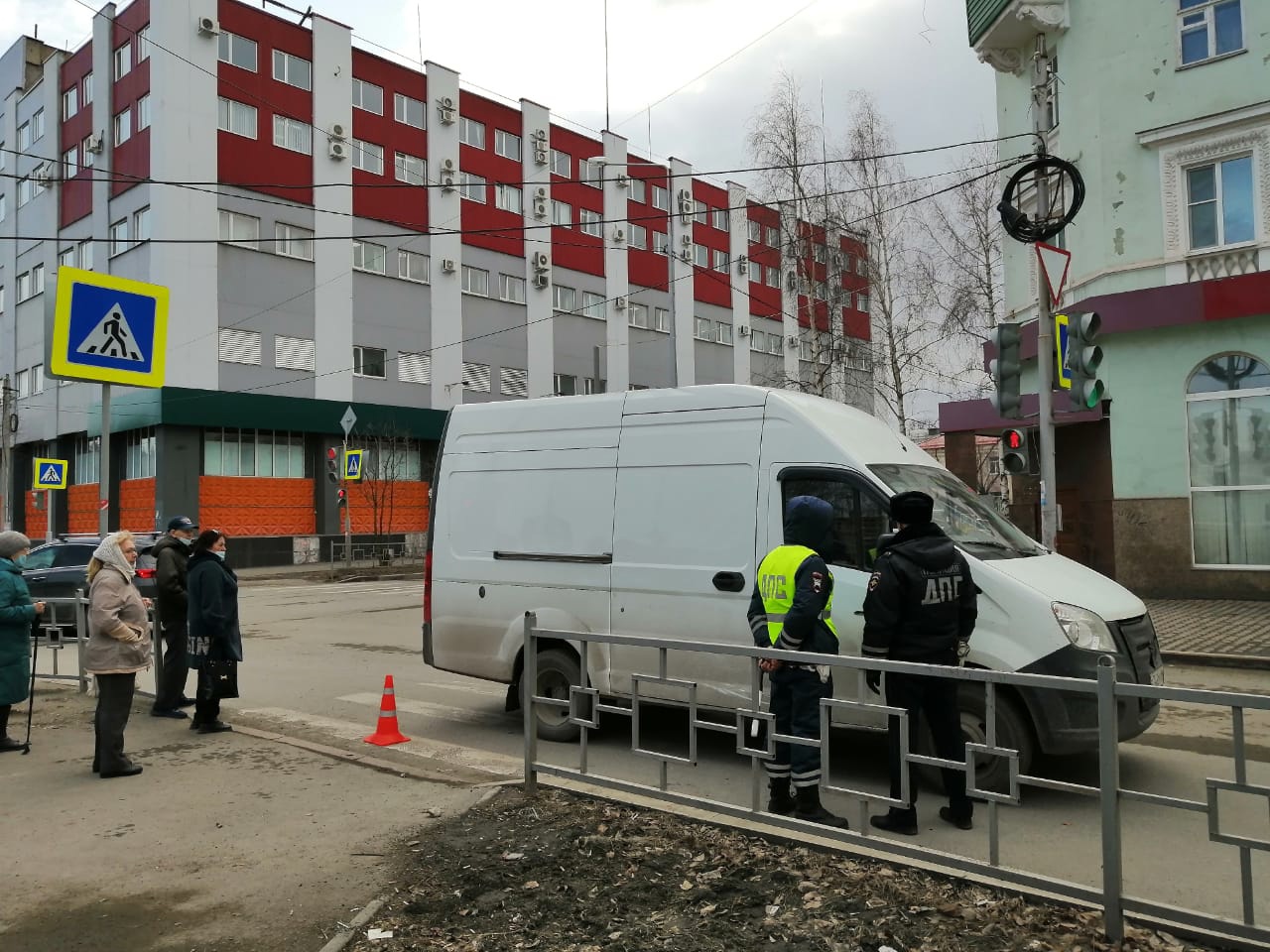 Сотрудники ГИБДД устанавливают причины и обстоятельства ДТП, в результате которого пострадал пешеход