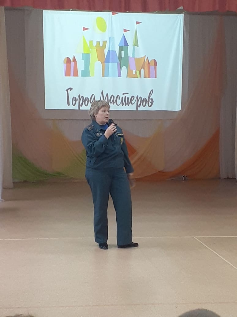 МЧС и МВД провели мероприятие по пожарной безопасности в городских учебных учреждениях Нижнего Тагила