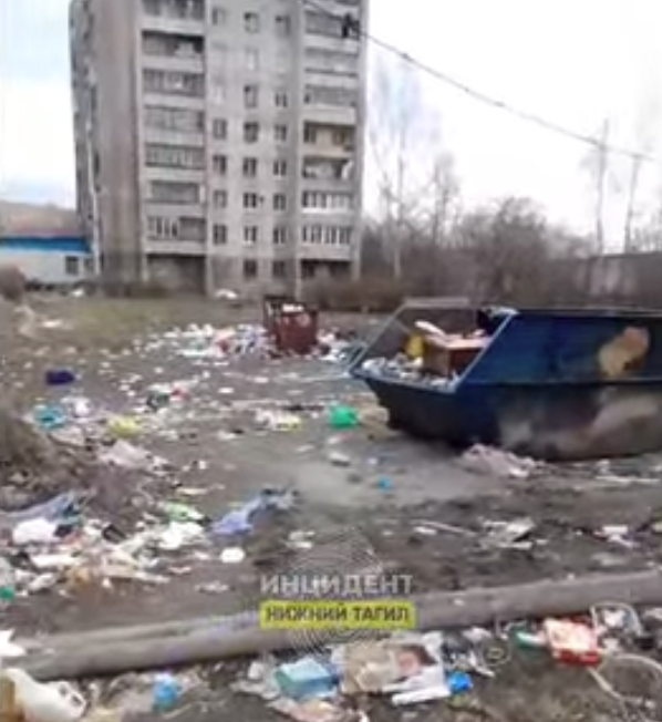 Жители многоэтажек на Металлургов превратили свой двор в помойку | Двор в Нижнем Тагиле превратился в огромную помойку