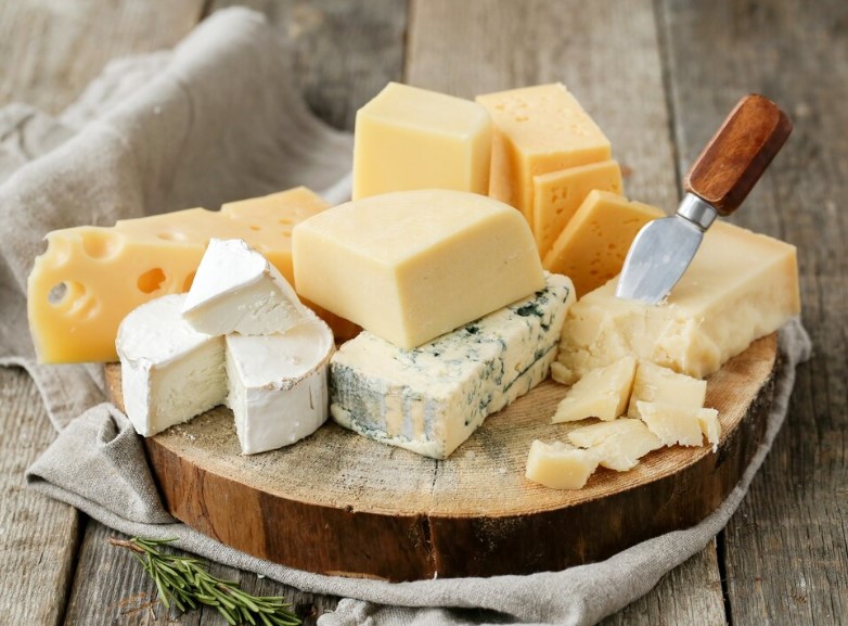 Необычный способ победить храп: эксперты из Китая заявили, что сыр поможет обрести здоровый сон | Китайские ученые выяснили, что сыр помогает в борьбе с громким храпом