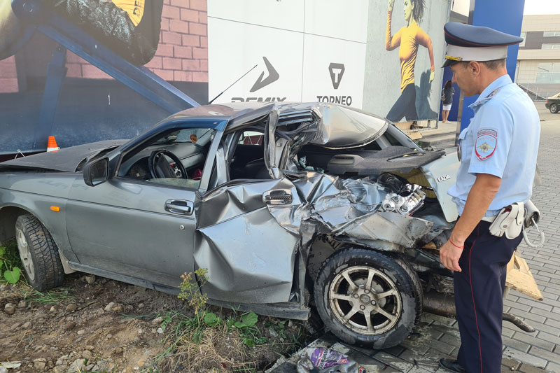 В Нижнем Тагиле сотрудники ГИБДД выясняют обстоятельства ДТП с участием автобуса и легкового автомобиля