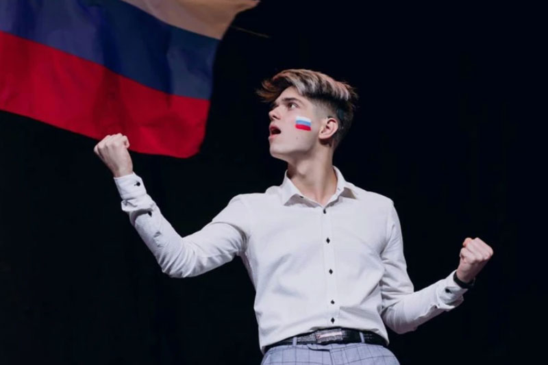 «Не оставит равнодушным»: SHAMAN помог слабослышащему артисту исполнить гимн России на языке жестов  