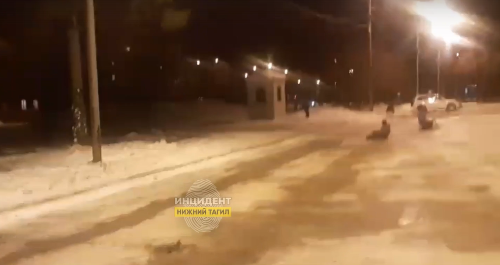 В Нижнем Тагиле дети вынуждены кататься на стихийной горке, летя на автодорогу