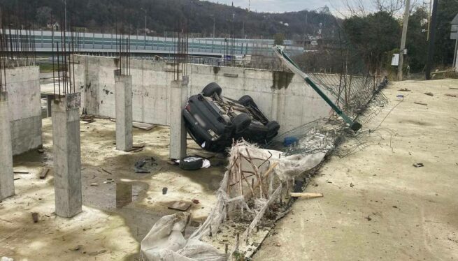 Иномарка рухнула в строительный котлован Сочи