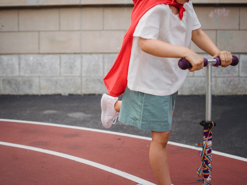 В Нижнем Тагиле ребенок на самокате угодил под автомобиль | Ребенок на самокате врезался в машину в Нижнем Тагиле 