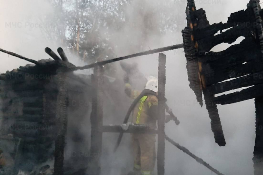 В Нижнем Тагиле произошел крупный пожар | На Урале в пожаре сгорели два автомобиля 