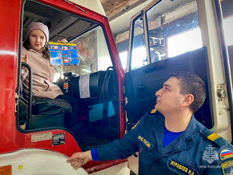 Первоклассники из Нижнего Тагила посетили 13-ю пожарно-спасательную часть  | Школьники побывали на экскурсии в пожарной части Нижнего Тагила