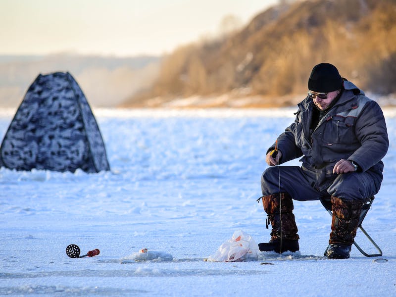 Рыбаки делятся секретами: где на Урале уже клюет на первом льду | Зимняя рыбалка на Урале: где уже клюет на первом льду